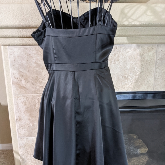 Classic satin look, spaghetti strap party dress. Estimated to be size: L - Picture 7 of 9